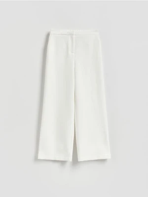 Reserved - Spodnie z szerokimi nogawkami - biały
