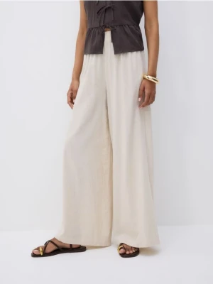 Reserved - Spodnie z szerokimi nogawkami - złamana biel