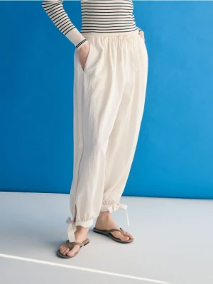 Reserved - Spodnie z wiązaniami na nogawkach - złamana biel