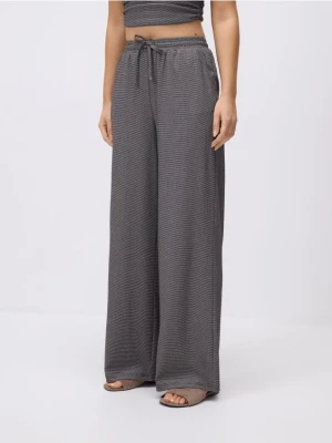 Reserved - Spodnie ze strukturalnej dzianiny - ciemnobrązowy