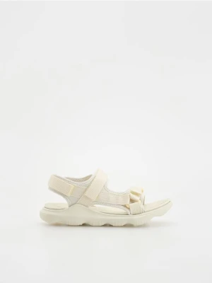 Reserved - Sportowe sandały - kremowy