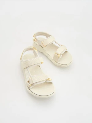 Reserved - Sportowe sandały - kremowy