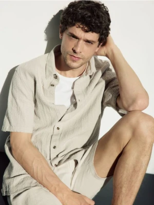 Reserved - Strukturalna koszula regular fit - beżowy