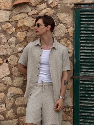 Reserved - Strukturalna koszula regular fit - beżowy