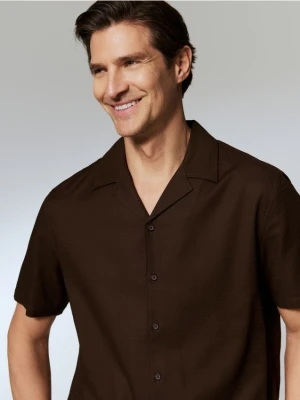 Reserved - Strukturalna koszula regular fit - ciemnobrązowy