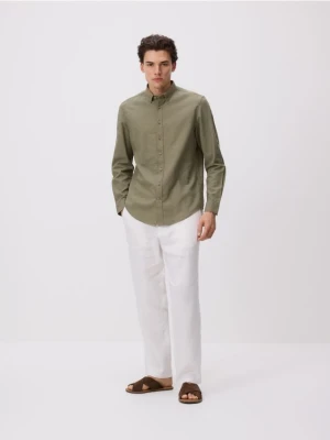 Reserved - Strukturalna koszula regular fit - oliwkowy