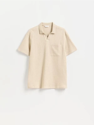 Reserved - Strukturalna koszulka polo comfort fit - beżowy