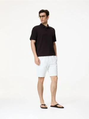 Reserved - Strukturalna koszulka polo comfort fit - ciemnobrązowy
