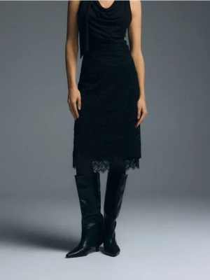 Reserved - Strukturalna spódnica midi z koronką - czarny