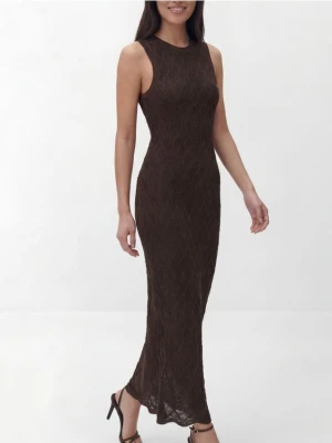 Reserved - Strukturalna sukienka maxi - ciemnobrązowy
