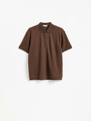 Reserved - Strukturalne polo comfort fit - brązowy