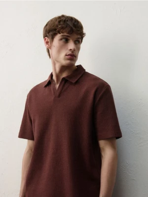 Reserved - Strukturalne polo comfort fit - mahoniowy