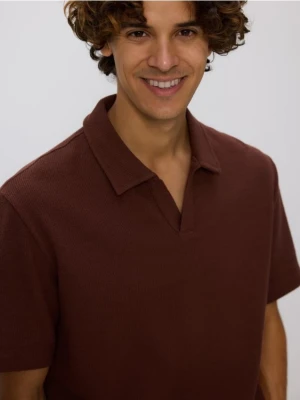 Reserved - Strukturalne polo comfort fit - mahoniowy