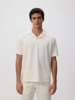 Reserved - Strukturalne polo comfort fit - złamana biel