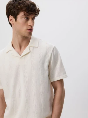Reserved - Strukturalne polo comfort fit - złamana biel