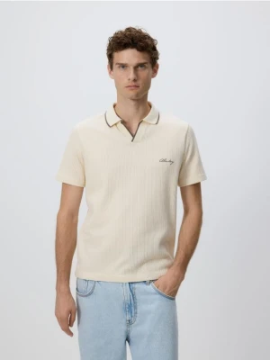 Reserved - Strukturalne polo comfort fit - złamana biel