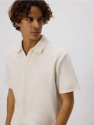 Reserved - Strukturalne polo comfort fit - złamana biel