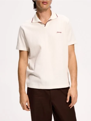 Reserved - Strukturalne polo comfort fit - złamana biel