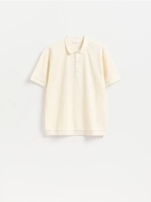 Reserved - Strukturalne polo comfort fit - złamana biel