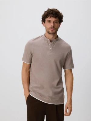 Reserved - Strukturalne polo regular fit - beżowy