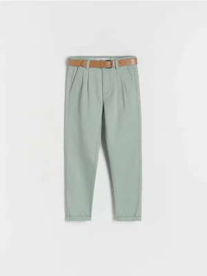 Reserved - Strukturalne spodnie chino z paskiem - jasnozielony
