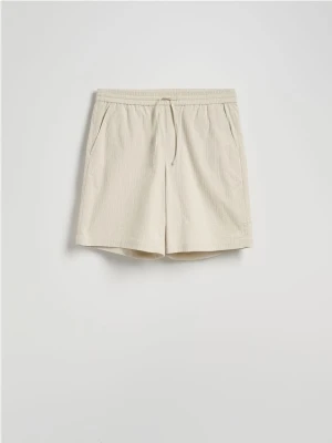 Reserved - Strukturalne szorty loose - beżowy