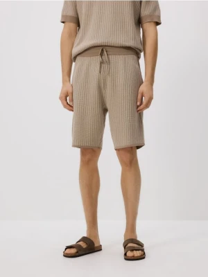 Reserved - Strukturalne szorty regular - beżowy