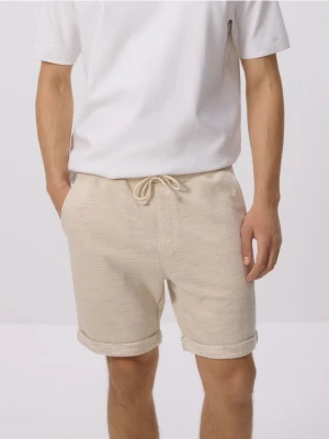 Reserved - Strukturalne szorty regular - beżowy