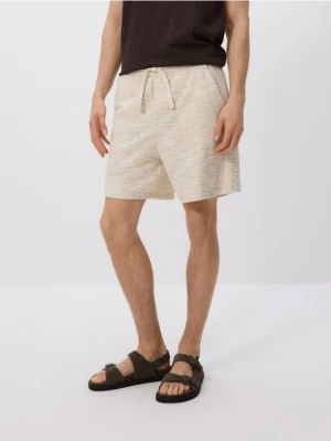 Reserved - Strukturalne szorty regular - beżowy