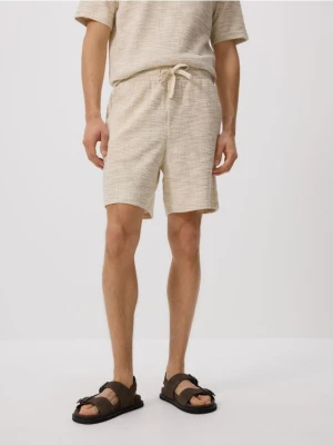 Reserved - Strukturalne szorty regular - beżowy