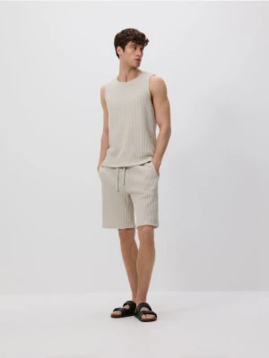Reserved - Strukturalne szorty regular - beżowy