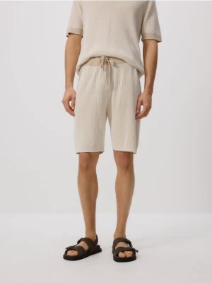 Reserved - Strukturalne szorty regular - beżowy