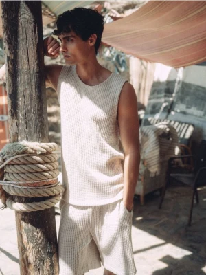 Zdjęcie produktu Reserved - Strukturalne szorty regular - beżowy