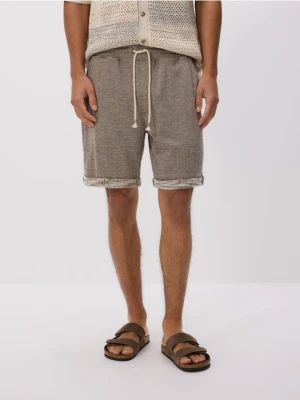 Reserved - Strukturalne szorty regular - brązowy