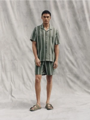 Reserved - Strukturalne szorty regular - ciemnozielony