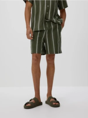 Reserved - Strukturalne szorty regular - ciemnozielony