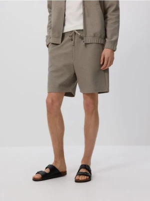 Reserved - Strukturalne szorty regular - jasnoszary