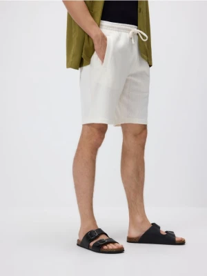 Reserved - Strukturalne szorty regular - złamana biel