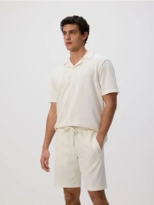 Reserved - Strukturalne szorty regular - złamana biel