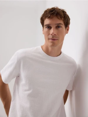 Reserved - Strukturalny t-shirt comfort fit - biały