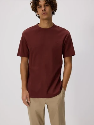 Reserved - Strukturalny t-shirt comfort fit - bordowy