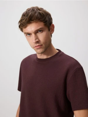 Reserved - Strukturalny t-shirt comfort fit - brązowy