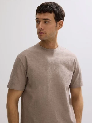 Reserved - Strukturalny t-shirt comfort fit - brązowy