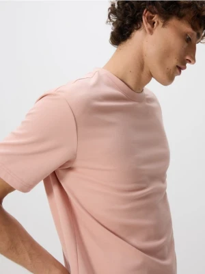 Reserved - Strukturalny t-shirt comfort fit - brudny róż