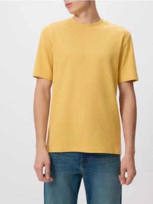 Reserved - Strukturalny t-shirt comfort fit - bursztynowy