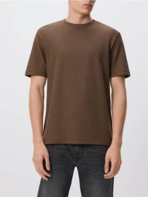 Reserved - Strukturalny t-shirt comfort fit - ciemnobrązowy