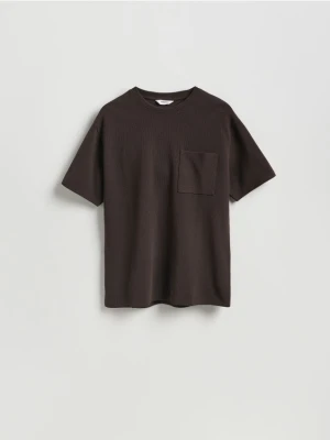 Reserved - Strukturalny t-shirt comfort fit - ciemnobrązowy