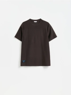 Reserved - Strukturalny t-shirt comfort fit - ciemnobrązowy