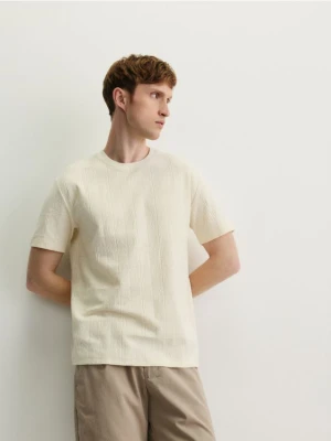Reserved - Strukturalny t-shirt comfort fit - złamana biel