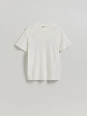 Reserved - Strukturalny t-shirt comfort fit - złamana biel